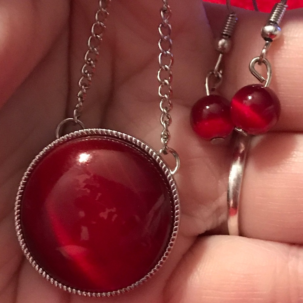 Very cute ref stone necklace earrings set